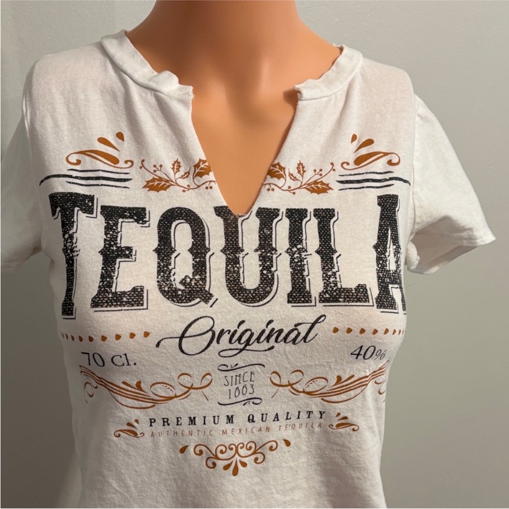 Windsor White Graphic 'Tequila Original' V-Neck Crop Top